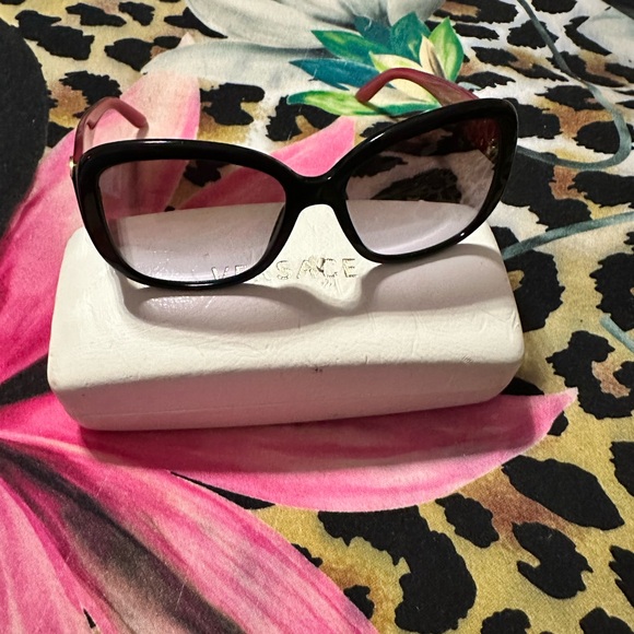 Versace fuchsia leopard cat eye sunglasses with case